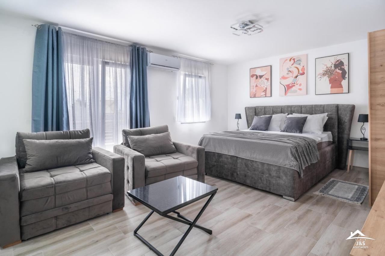 J&S Apartments Ni エクステリア 写真
