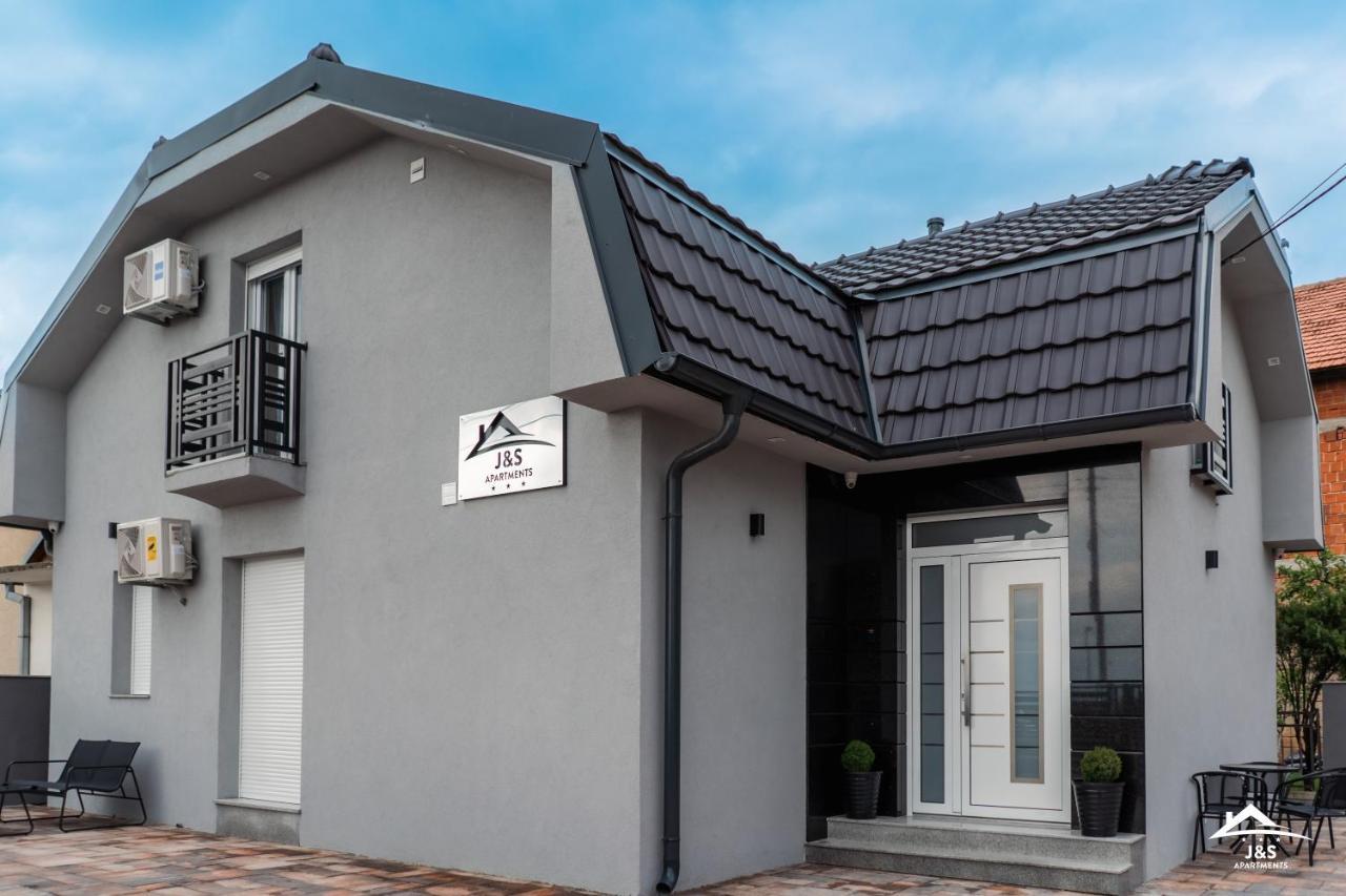 J&S Apartments Ni エクステリア 写真