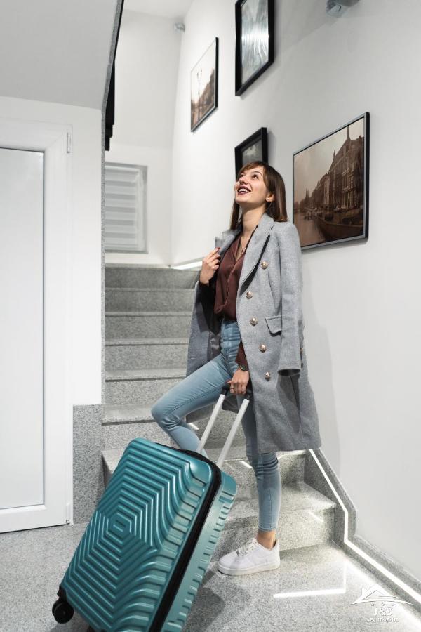 J&S Apartments Ni エクステリア 写真