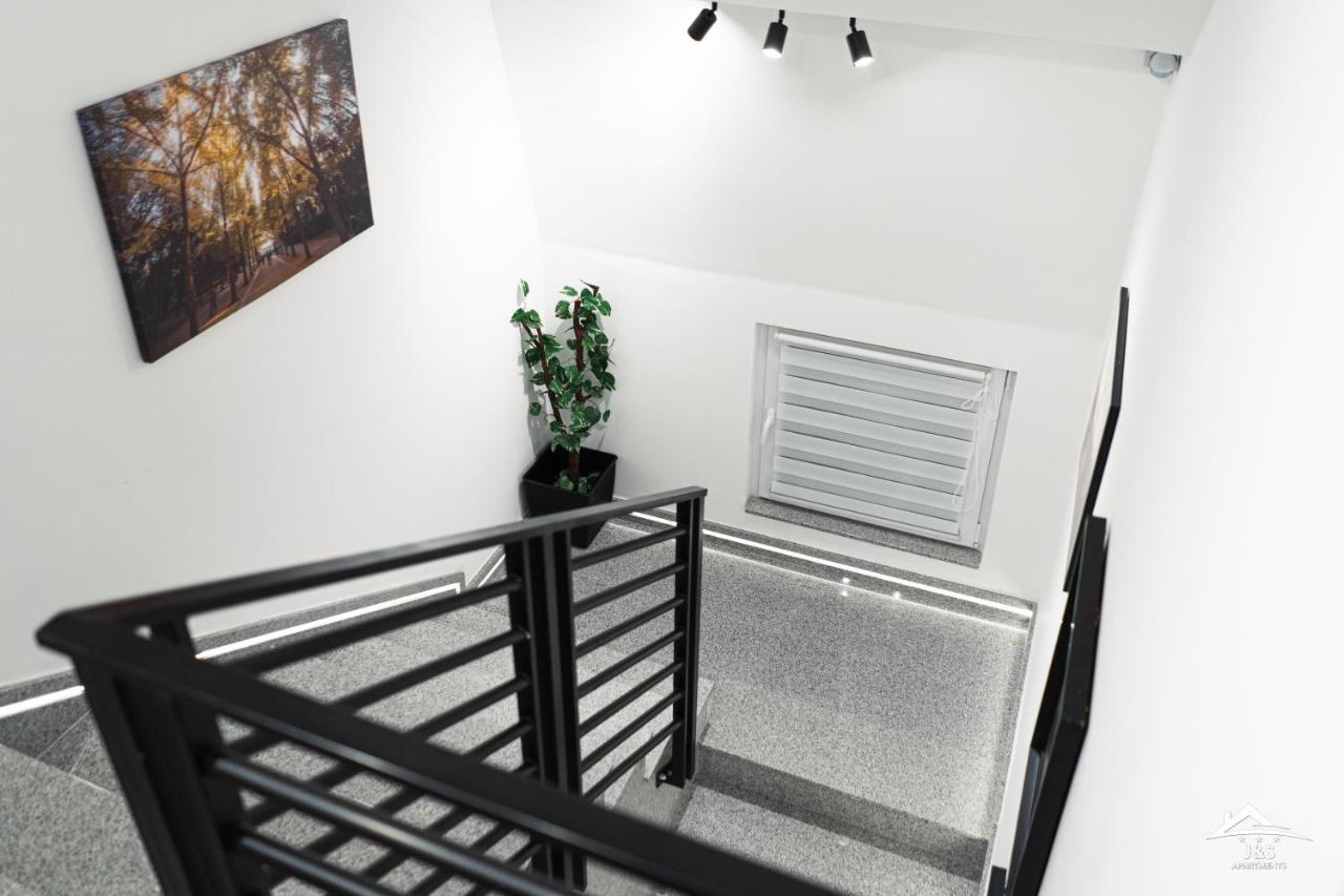 J&S Apartments Ni エクステリア 写真