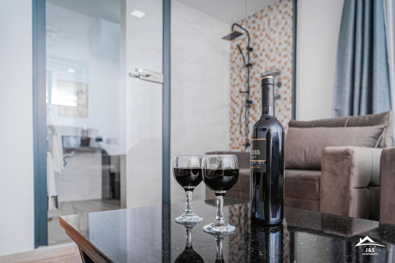 J&S Apartments Ni エクステリア 写真