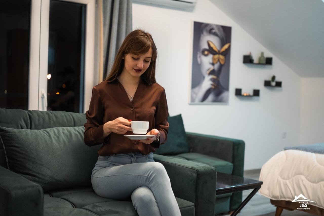 J&S Apartments Ni エクステリア 写真