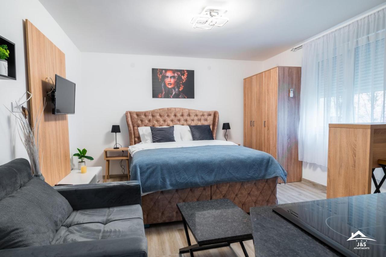 J&S Apartments Ni エクステリア 写真