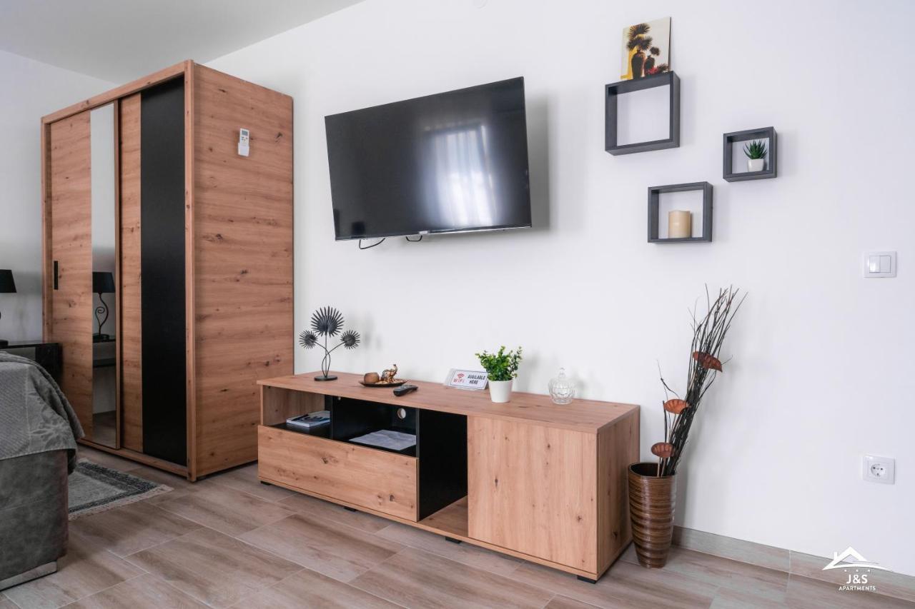 J&S Apartments Ni エクステリア 写真